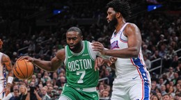 Krídelník Boston Celtics Jaylen Brown (č. 7) preniká pod kôš proti centru Philadelphia 76ers Joelovi Embiidovi (vpravo).