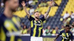 Slovenský hráč Fenerbahce Milan Škriniar zdraví fanúšikov pred prvým zápasom 2. predkola Ligy majstrov Fenerbahce Istanbul – Górnik Zabrze.