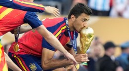 Na archívnej snímke z 19. júla 2026 španielsky futbalista Rodri bozkáva trofej po triumfe vo finálovom zápase Španielsko - Argentína.