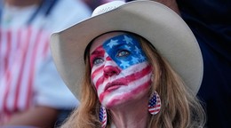 Americká fanúšička  po prehre v osemfinálovom dueli USA - Belgicko na majstrovstvách sveta vo futbale v Seattle.