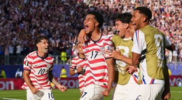 Malik Tillman (17) oslavuje so spoluhráčmi po góle z priameho kopu počas zápasu osemfinále Majstrovstiev sveta vo futbale medzi Spojenými štátmi a Bosnou.
