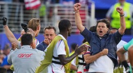 Hlavný tréner reprezentácie Spojených štátov Mauricio Pochettino oslavuje so svojimi hráčmi po zápase šestnásťfinále majstrovstiev sveta vo futbale medzi Spojenými štátmi a Bosnou.