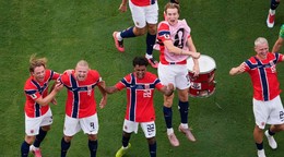Nórski hráči zľava Patrick Berg, Erling Haaland, Oscar Bobb, Kristian Thorstvedt a Julian Ryerson oslavujú.