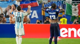 Sidny Lopes Cabral (13) z Kapverd a Lionel Messi (10) z Argentíny reagujú po šestnásťfinálovom zápase majstrovstiev sveta.