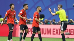 Egyptský kapitán Mohamed Salah diskutuje s francúzskym rozhodcom Françoisom Letexierom počas osemfinálového zápasu majstrovstiev sveta medzi Argentínou a Egyptom v Atlante.