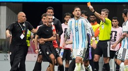 Rozhodca Francois Letexier ukazuje červenú