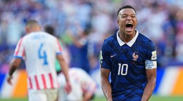 Francúzsky futbalista Kylian Mbappé (10) oslavuje víťazstvo svojho tímu po skončení zápasu osemfinále majstrovstiev sveta vo futbale medzi Paraguajom a Francúzskom.