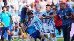 Leandro Paredes (5) a Gavi (9) počas finále MS 2026.