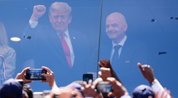 Vľavo prezident USA Donald Trump a prezident FIFA Gianni Infantino.