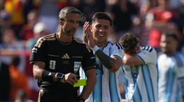 Enzo Fernández (24) z Argentíny tlieska rozhodcovi Slavkovi Vinčičovi zo Slovinska.