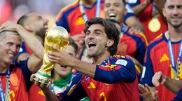 Španielsky útočník Ferran Torres s trofejou pre víťaza MS vo futbale.