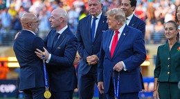 Prezident FIFA Gianni Infantino a prezident Donald Trump počas slávnostného odovzdávania.