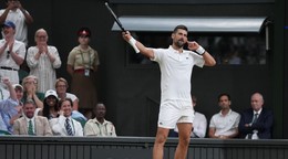 Novak Djokovič sa teší z postupu do semifinále Wimbledonu 2026. 