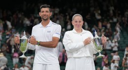 Lotyška Jelena Ostapenková a Salvádorčan Marcelo Arévalo oslavujú s víťaznou trofejou po triumfe.