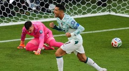 Cristiano Ronaldo oslavuje gól z pokutového kopu.