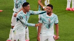 Futbalisti Portugalska oslavujú gól v šestnásťfinále MS 2026.