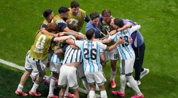 Argentínski hráči oslavujú postup do štvrťfinále na MS vo futbale 2026.
