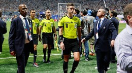 Rozhodca Francois Letexier odchádza po zápase osemfinále Argentína - Egypt na MS 2026 vo futbale.