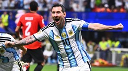 Argentínčan Lionel Messi (10) oslavuje svoj druhý gól počas zápasu osemfinále majstrovstiev sveta vo futbale medzi Argentínou a Egyptom.