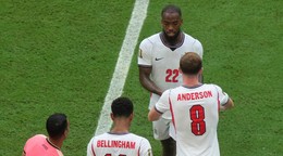 Elliot Anderson (8), Ivan Toney (22) a Jude Bellingham.