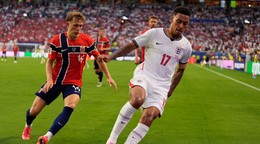 Anglický reprezentant Morgan Rogers (17) bojuje o loptu s nórskym hráčom Marcusom Holmgrenom Pedersenom (16).