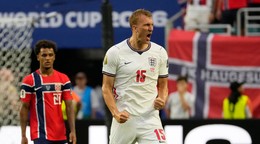 Anglický Dan Burn (15) oslavuje na konci štvrťfinálového futbalového zápasu majstrovstiev sveta medzi Nórskom a Anglickom.