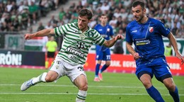 Gavriel Kanikovszki (vľavo) z Ferencvárosu v súboji s Kornélom Szűcsom z Vojvodiny počas odvetného zápasu 1. predkola.
