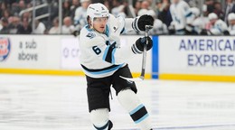 Americký obranca John Marino v drese tímu NHL Utah Mammoth.