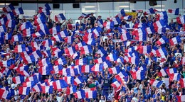 Fanúšikovia Francúzska oslavujú na tribúnach počas štvrťfinálového zápasu majstrovstiev sveta vo futbale medzi Francúzskom a Marokom.