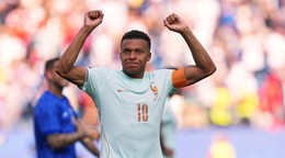 Francúz Kylian Mbappé oslavuje po tom, čo Francúzsko zdolalo Maroko vo štvrťfinálovom zápase futbalových majstrovstiev sveta.