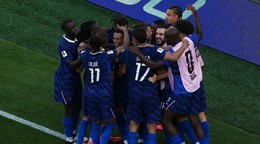 Kylian Mbappé oslavuje so spoluhráčmi gól..