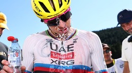 Tadej Pogačar sa ochladzuje vodou v horúčave, ktorá zasiahla úvod Tour de France 2026.