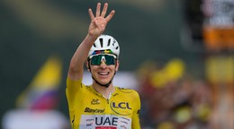 Slovinec Tadej Pogačar, ktorý má na sebe žltý dres lídra celkového poradia, oslavuje po prejazde cieľovou čiarou, keď vyhral štrnástu etapu cyklistických pretekov Tour de France.
