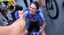 Jasper Philipsen sa raduje v cieli z víťazstva v 17. etape Tour de France 2026. 