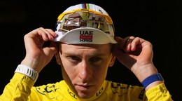 Slovinský cyklista Tadej Pogačar v žltom drese celkového lídra pózuje na pódiu.