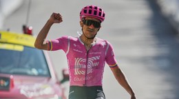 Richard Carapaz oslavuje víťazstvo v 18. etape Tour de France 2026.