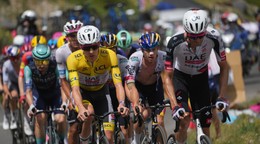 Cyklisti počas Tour de France 2026.