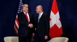Prezident USA Donald Trump si podáva ruku (vľavo) s vtedajším švajčiarskym prezidentom Alainom Bersetom.