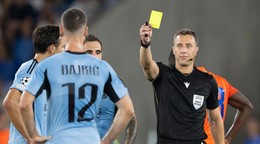 Na snímke zľava Kenan Bajrič (Slovan) a hlavný rozhodca mu udeľuje žltú kartu v prvom zápase play off Ligy majstrov vo futbale ŠK Slovan Bratislava - NK Celje.