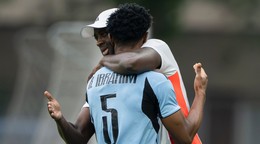 Rahim Ibrahim (Slovan) a tréner Slovana Yaya Touré sa tešia z gólu v zápase 2. kola futbalovej Niké ligy medzi ŠK Slovan Bratislava - FK Železiarne Podbrezová.