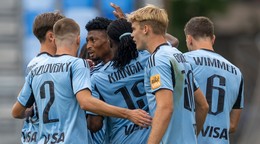 Rahim Ibrahim (Slovan) oslavuje gól so spoluhráčmi v zápase 2. kola futbalovej Niké ligy medzi ŠK Slovan Bratislava - FK Železiarne Podbrezová.