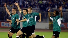 Futbalisti Artmedie Bratislava sa tešia z postupu do skupinovej časti Ligy majstrov 2005/2006.