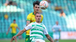 spredu Adam Morong (Skalica) a František Kóša (Žilina) bojujú o loptu