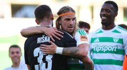 Zľava brankár Erik Riška a Mário Hollý (obaja Skalica) sa radujú z víťazstva po zápase 3. kola futbalovej Niké ligy medzi MŠK Žilina - MFK Skalica.
