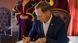 Bývalý hokejista Peter Bondra sa podpisuje do kroniky mesta Košice počas prevzatia titulu Čestný občan mesta Košice.