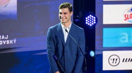Slovenský hokejista Juraj Slafkovský si preberá cenu pre najlepšieho útočníka počas slávnostného galavečera Hokejista roka 2026.