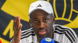 Tréner Slovana Yaya Touré hovorí počas tlačovej konferencie.