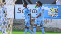 Suleiman Camara Sanneh a Manasse Kianga sa tešia z gólu počas prvého zápasu 3. predkola Ligy majstrov Mjällby AIF - ŠK Slovan Bratislava.