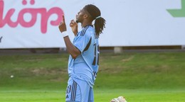 Na snímke Manasse Kianga (Slovan) sa teší z gólu  počas prvého zápasu 3. predkola Ligy majstrov Mjällby AIF - ŠK Slovan Bratislava.