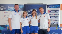 Na snímke zľava šéftréner slovenskej atletickej reprezentácie Libor Charfreitag, atléti Viktória Fosterová, Daniela Ledecká a Ján Volko.